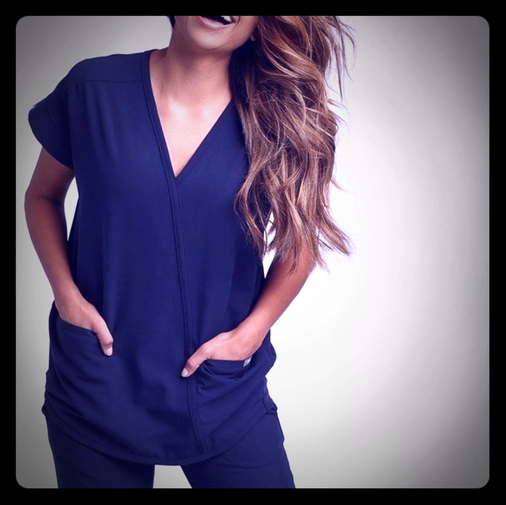 ISO figs taza scrub top small